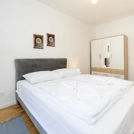 Beautiful In Seget Donji With Wifi דירה טרוגיר