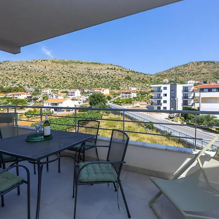 1 Bedroom Amazing In Seget Donji Apartment