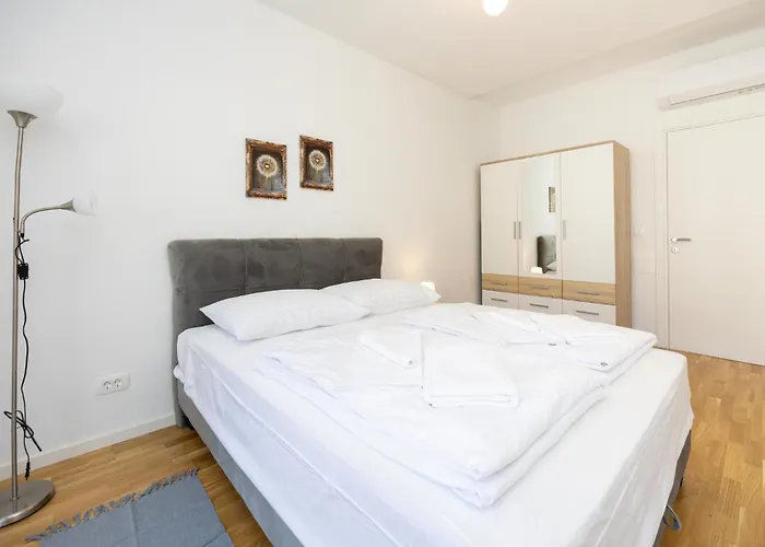 Beautiful In Seget Donji With Wifi Daire Trogir